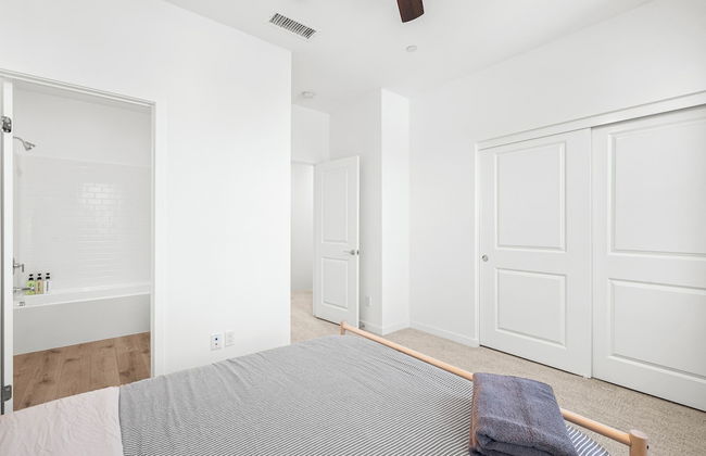 Chic Modern Retreat With Stunning Views 1360 Sqft - Photo 7