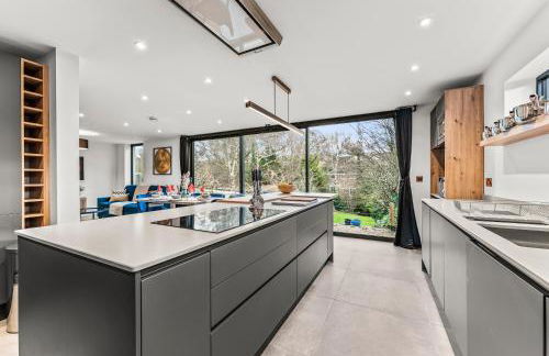 Elegant Retreat in Cheltenham - Garden & Parking Included - Foto 17