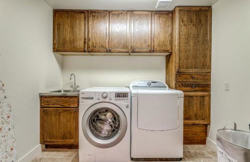 DFW Large Vacation Retreat with Private Pool and Hot Tub - Foto 50