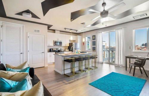 Lux Penthouse Skyline, Views Gym , Free Parking & Wifi - Photo 1