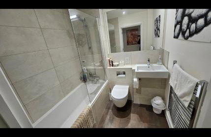 Luxury Two Bed Apartment w Car Parking, by Station - Foto 10