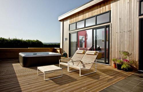 Cheddar Pink, Strawberryfield Park, Cheddar - Photo 7