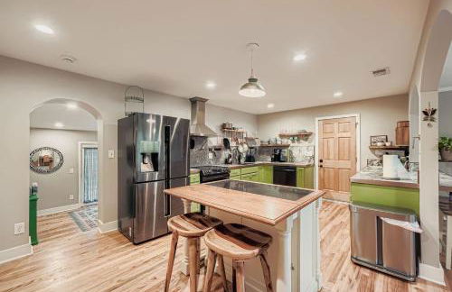 Elegant & Spacious Family Gem with Games, Office, Yard - Foto 12