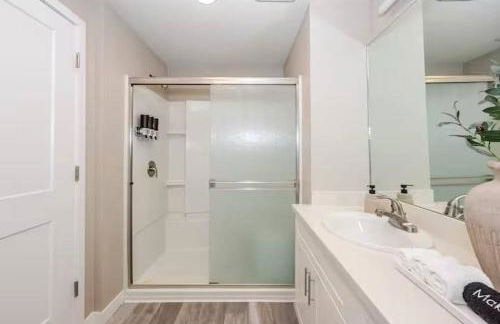 Stunning Water View 2BR · Jacuzzi & Rooftop Lounge - Foto 61