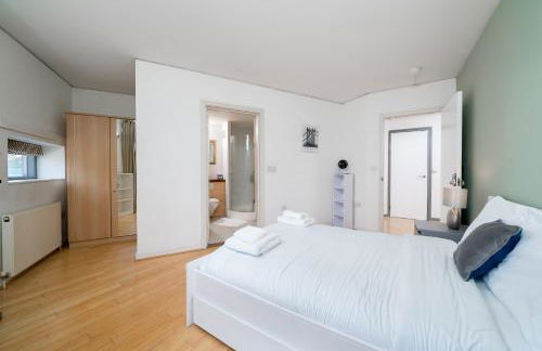 Lovely 3BD Flat, Parking, sleeps SIX close to O2 - Foto 25