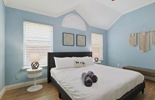 Deluxe Poolside Home, Modern 5BR with Gaming Room - Foto 18