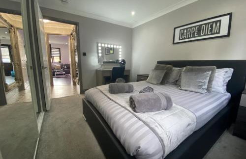 Modern Spacious 1 Bed Apartment with Free Parking in Trendy Inner London Suburb 15 mins walk to Victoria Line Underground then 20 mins to Oxford Street "West End of London" or 10 mins walk to Overground and 10 mins to London Liverpool St "City of London" - Foto 2