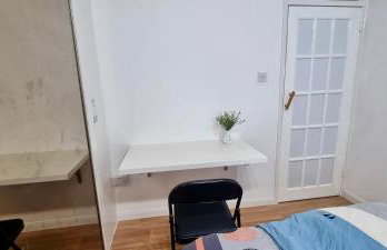 Friendly family apartment comfort sleep 6 close to tube bus airport - Foto 36