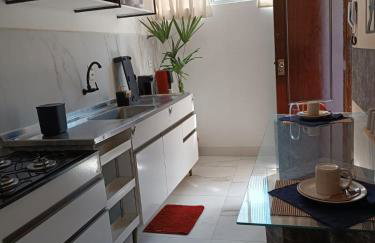 Barra - Espaçoso Apt frente Shopping Barra - 100 m2, 2 quartos, varanda, sala, banheiro e cozinha completa, 2 camas casal, 1 cama de solteiro, 1 sofá cama - Foto 25