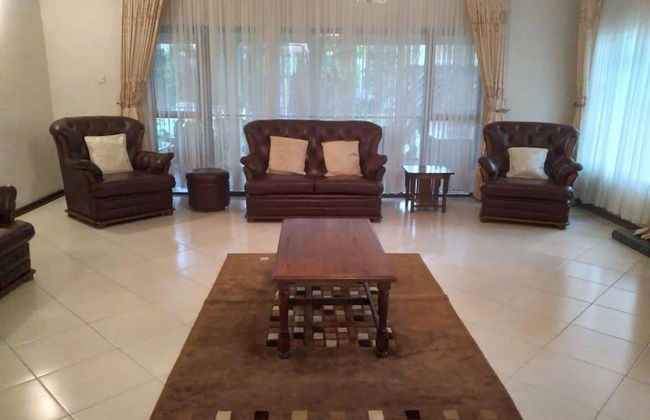 Charming 6-bed House With Swimming Pool in Harare - Foto 24