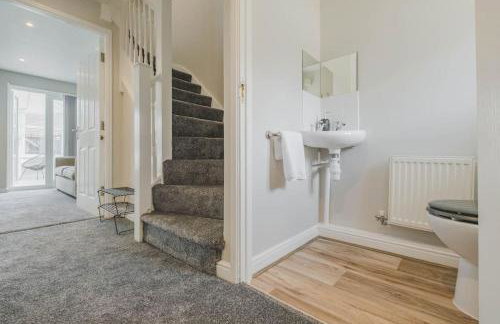 Charming House with Free Parking - Photo 42