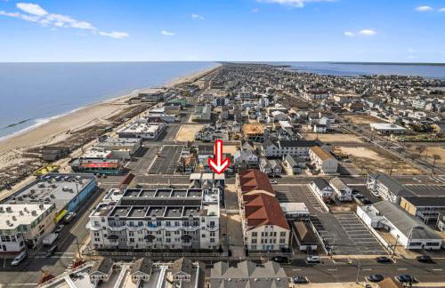 Beach House Steps away from the Boardwalk and Beach with Ocean Views in Seaside Heights! - Foto 48