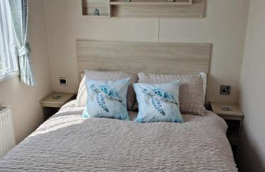 3 bed Sleeps 8 Wifi and Linen inc - Photo 11