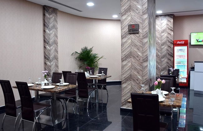 President Waves - Photo 31