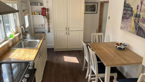 Gloucester Cottage - Photo 2