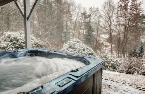 Newly Renovated Luxe Home near Asheville | Pool, Hot Tub, Theater & Games! - Foto 3