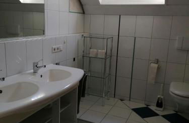 Ferienhaus Stein, TOP Monteurwohnung, sehr groß, 4 Einzelzimmer, Doppelzimmer, Übernachtung bis zu 8 Personen möglich - Foto 8