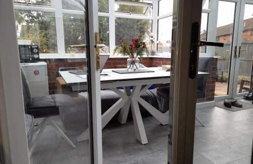 Cosy and Private with 55"TV and Dedicated Toilet Shower Space - Foto 38