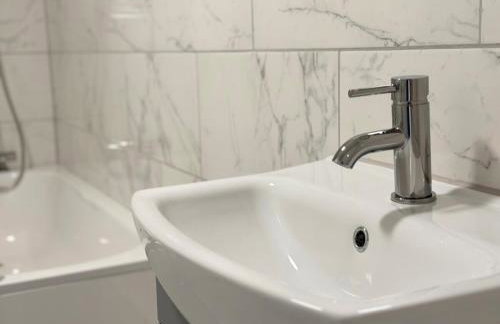 New Spacious 4 Bedrooms 5 Beds House Sleeps 8! - Foto 13