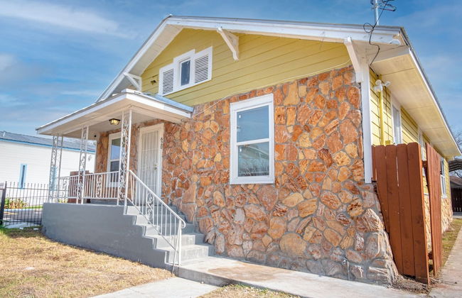 Wonderful 3 BR 2 BA Near Downtown - Photo 1