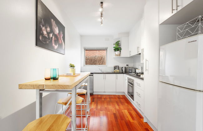 Balcony Retreat Apartment by Ready Set Host - Foto 10