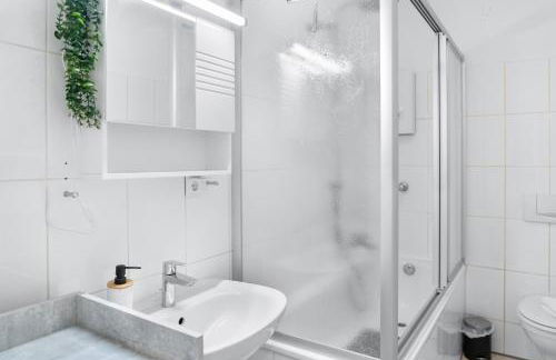 Tolles Design, hochwertig, Vollausstattung, 3 Zimmer, großes Bad & Gäste-WC, große Küche, 3 x Smart TV, 11 min zum Hbf Duisburg - Photo 28