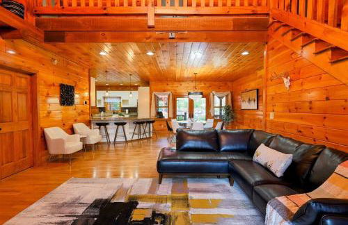 Luxury Cabin with Heated Pool, Hot-Tub & Deluxe Outdoors - Photo 9