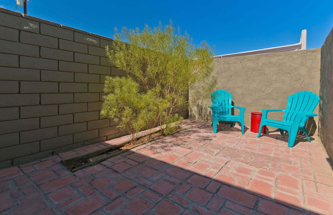 Modern Home w Private Pool Spa Pets Welcome - Photo 36