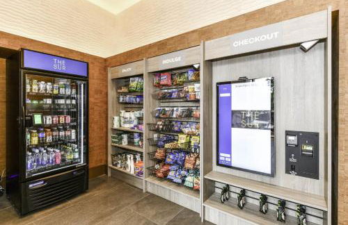 Posh 2BR Retreat Gym Prkng and Scenic Rooftop - Photo 12