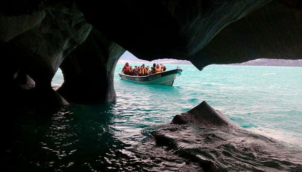 Navegando junto a las cavernas de mármol