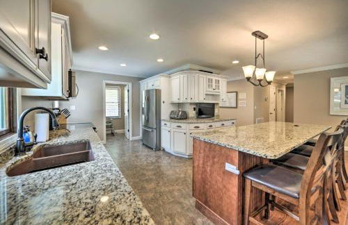 Lakefront Rest-Ashored Home with Private Dock! - Foto 7