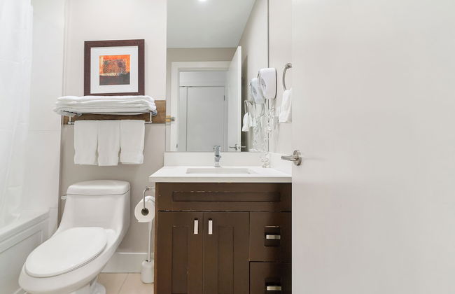 Chic Haven Stylish 3 Bedroom - Photo 45