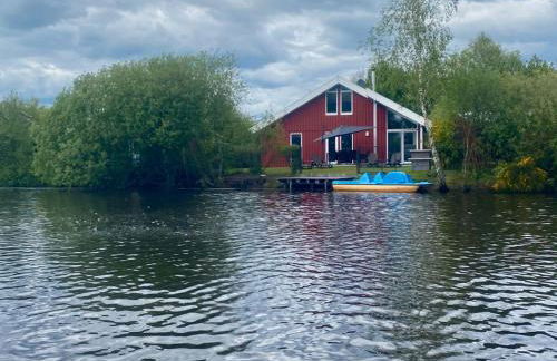 Ferienhaus Friese, direkt am See, mit hauseigenem Tretboot, hauseigener Sauna sowie Whirlpool, Kamin, eingezäuntes Grundstück, direkter nähe Kinderspieleparadies sowie Reit- und Ponyhof - Photo 1