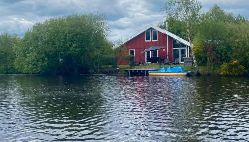 Ferienhaus Friese, direkt am See, mit hauseigenem Tretboot, hauseigener Sauna sowie Whirlpool, Kamin, eingezäuntes Grundstück, direkter nähe Kinderspieleparadies sowie Reit- und Ponyhof - Foto 1, Garden