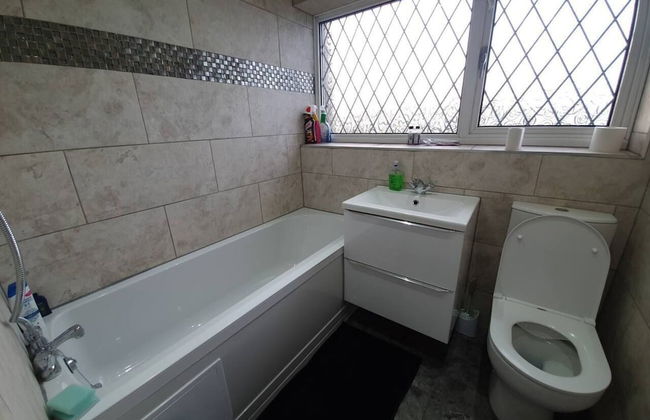 Lovely 5-bed House in Essex - Photo 17