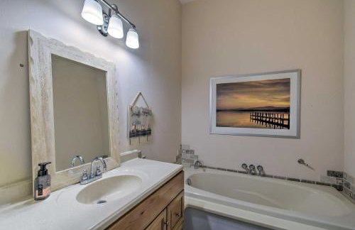Scenic & Spacious Getaway on North Bay w/ Deck! - Foto 14