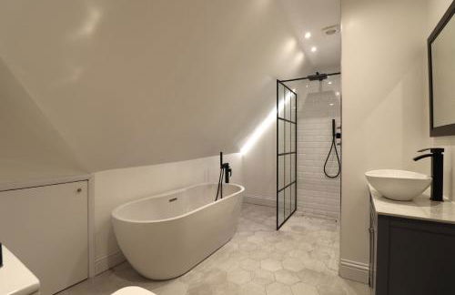 Beautiful arts and crafts home - Photo 13