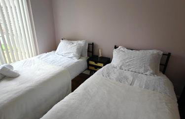 Spacious Solihull Home 5 Beds 2 Sofa beds - Max 10 - NEC BHX Spacious 4 Bedroom Home - NR JLR, Birmingham Airport, HS2 Sites, Resorts World, A45, M42 Mell Square - Regular Work Stays Available - By Samina, ARZ Stays - Photo 25