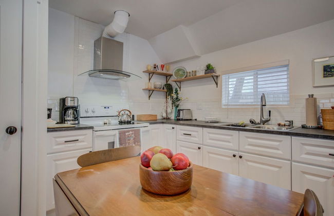 1BR Downtown Urbanitydining, Drink, Cafes & Escape - Photo 6