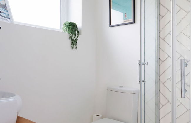 Chic 4-bed Coastal Retreat in Heart of Bosham - Photo 16