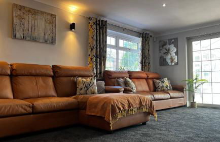 The Cheshire Gathering - Hot Tub 8 Bedroom - Photo 4