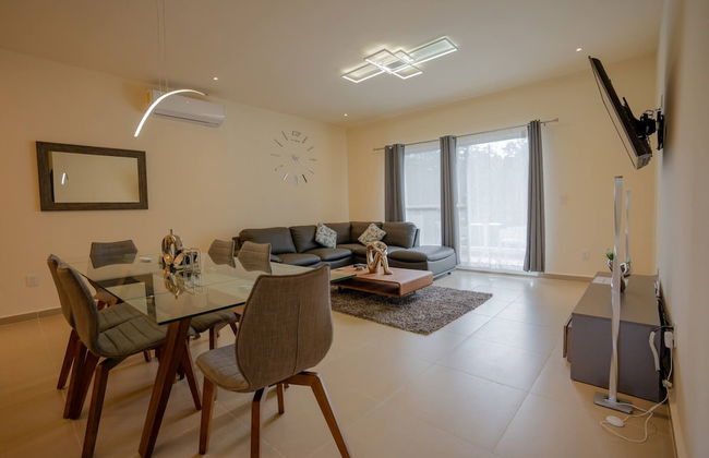 Luxury Apartment With Poll - Photo 16