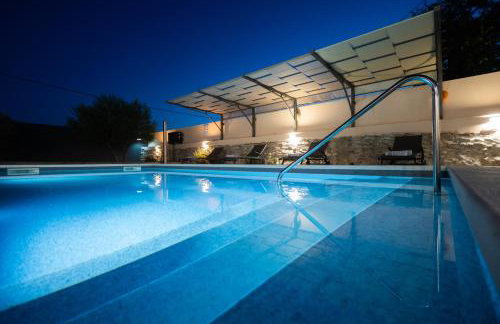 Villa Pietra- Modern rustic poolside oasis - Photo 37