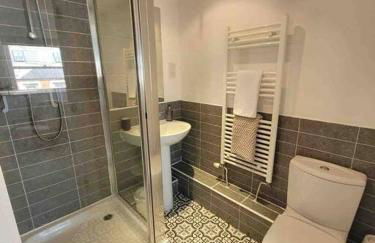 5 Bed Modern Cheltenham Town Centre Home - Photo 19