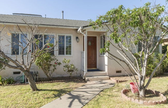 Charming Spacious Home - Modern Comforts, Prime Location - Photo 59