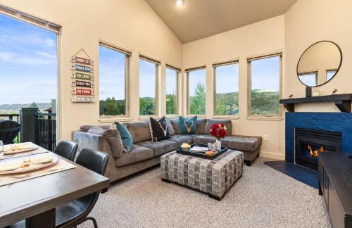 KBM Resorts Crestview Condos Spacious condo near Olympic Park with gas fireplace year-round pool hot tub city wide shuttle access. CVC-308B - Foto 9