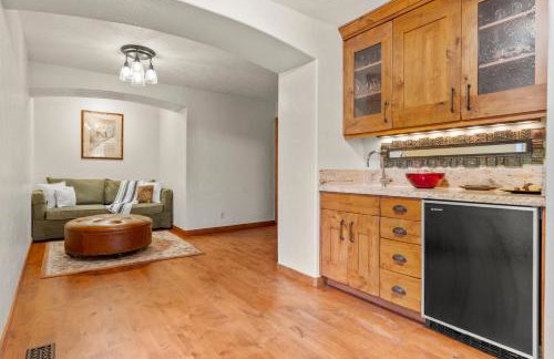 Spacious 5 Bed Retreat, Walk to Lifts and Main - Photo 17