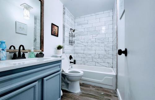 Spacious Family Home in Round Rock w Private Yard - Photo 11