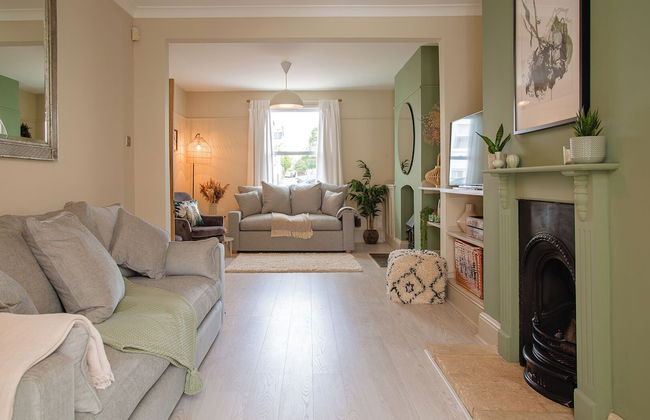 Stunning Townhouse with Large Garden - Photo 27