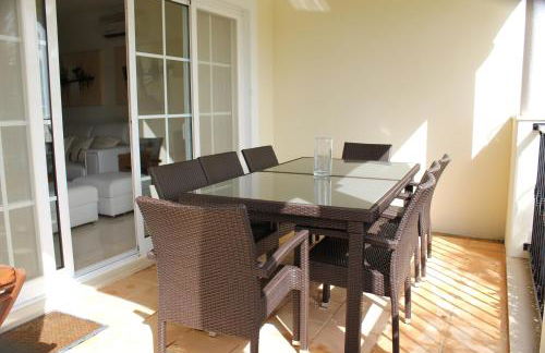 Luxury 3 Bedroom Apartment on Gated Complex - Foto 3